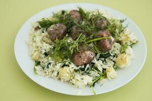 svedese Polpette con aneto, sormontato con sedano e spinaci Riso. cucinando a casa, cucinato in casa cibo. foto