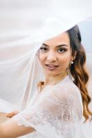 sposa in mutande e vestaglia foto