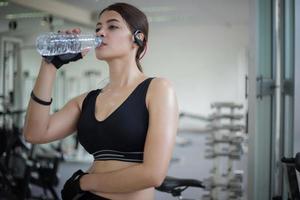 donna che beve acqua durante un allenamento