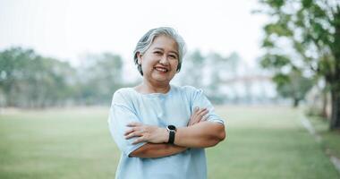 ritratto di adulto asiatico donna sorridente con felicità foto