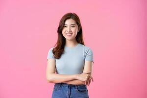 ritratto di giovane ragazza asiatica in posa su sfondo rosa foto