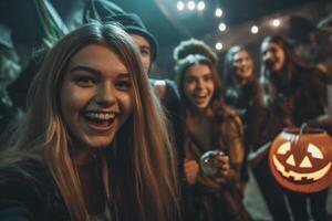 adolescenti amici nel costumi festeggiare e avendo divertimento a Halloween festa. giovane persone a costumi festa Halloween celebrazione concetto di ai generato foto