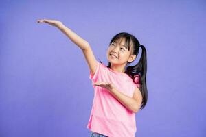 bellissimo asiatico ragazza ritratto in posa su viola sfondo foto