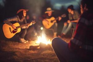fuoco di bivacco marmellata sessione amici giocando chitarra e cantando di il fuoco ai generato foto