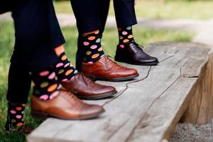 piedi dello sposo e amici dello sposo con divertenti calzini colorati foto