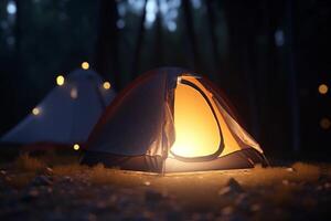 campeggio nel il buio illuminato tenda nel il foresta ai generato foto