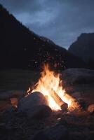 accogliente fuoco di bivacco nel il cuore di il montagna natura selvaggia ai generato foto