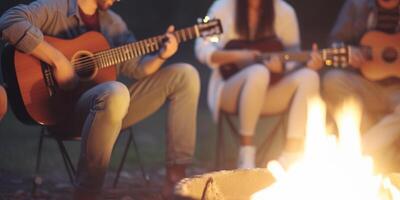 fuoco di bivacco marmellata sessione amici giocando chitarra e cantando di il fuoco ai generato foto
