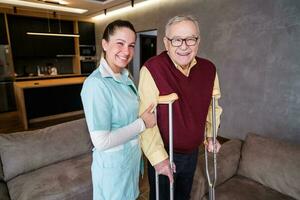 infermiera casa badante è assistere vecchio uomo a il suo casa. professionale Salute supporto per anziano le persone. foto