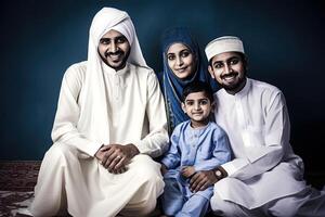 realistico ritratto di smiley arabo famiglia indossare tradizionale abbigliamento durante eid celebrazione, generativo ai. foto