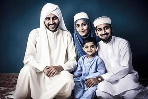 smiley arabo famiglia personaggio indossare tradizionale abbigliamento nel seduta posa, eid celebrazione, generativo ai. foto