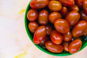 fresco rosso ciliegia pomodori su leggero sfondo foto