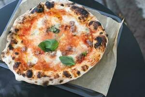 appena al forno Pizza su tavolo nel all'aperto ristorante foto