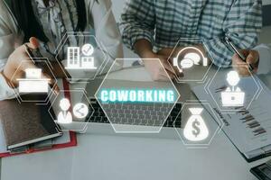 coworking concetto, attività commerciale squadra analizzando reddito grafici e grafici con coworking icona su virtuale schermo. foto