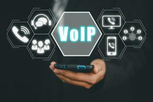 voip, voce al di sopra di ip telecomunicazione concetto, attività commerciale persona mano utilizzando smartphone con voip icona su virtuale schermo. foto