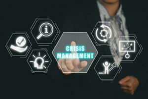 crisi gestione concetto, attività commerciale persona mano toccante crisi gestione icona su virtuale schermo. foto