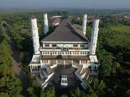 purwakarta, 05 Maggio 2023 - aereo foto di il moschea tajug gede cilodong purwakart nel il mattina, prese utilizzando il fuco dji Mavic mini 2