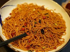 il delizioso Cinese cibo e riso tagliatelle mostrare su il tavolo foto