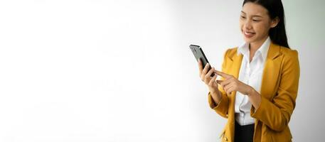 donna d'affari utilizzando mobile Telefono, tablet.primo piano su bianca sfondo può uso per Prodotto presentazione concetto. foto