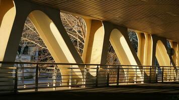 il ferro ponte Visualizza con il caldo tramonto luce del sole su esso nel inverno foto