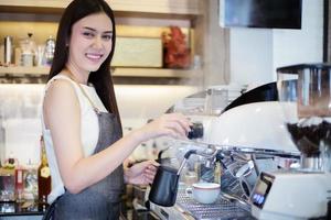 barista che fa il caffè foto