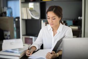 donna d'affari o studente che lavora alla scrivania foto