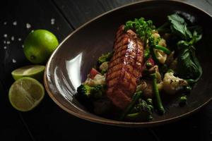 bistecca di pesce alla griglia con menu catering broccoli e cavolfiore foto