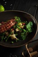 bistecca di pesce alla griglia con menu catering broccoli e cavolfiore foto