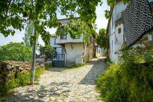 stretto strade nel un' Turco città su un' estate e soleggiato giorno con vecchio e opere murarie di legno case. foto