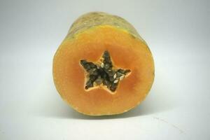 a forma di stella pezzi di papaia frutta isolato su bianca sfondo foto