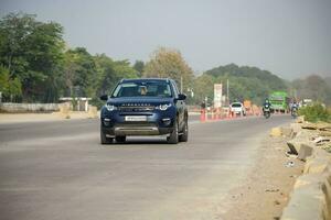 nuovo delhi, India - aprile 16, 2023 - Visualizza di veicoli passaggio attraverso il principale strada vicino indra gandhi internazionale aeroporto delhi a nano collegamento strada foto
