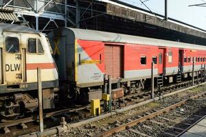 indiano ferrovia treno a amritsar ferrovia stazione piattaforma durante mattina volta, colorato treno a amritsar, Punjab ferrovia stazione foto