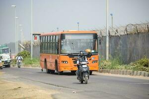 nuovo delhi, India - aprile 16, 2023 - Visualizza di veicoli passaggio attraverso il principale strada vicino indra gandhi internazionale aeroporto delhi a nano collegamento strada foto