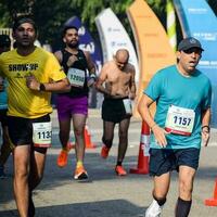 nuovo delhi, India - aprile 16 2023 - vedanta delhi metà maratona gara dopo covid nel quale maratona partecipanti di per attraversare il finire linea, delhi metà maratona 2022 foto