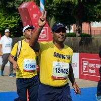 nuovo delhi, India - aprile 16 2023 - vedanta delhi metà maratona gara dopo covid nel quale maratona partecipanti di per attraversare il finire linea, delhi metà maratona 2022 foto