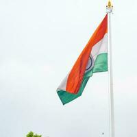 sventolando la bandiera indiana, bandiera dell'india, bandiera indiana che svolazza in alto a connaught place con orgoglio nel cielo blu, bandiera indiana, har ghar tiranga, sventolando la bandiera indiana foto