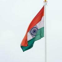 sventolando la bandiera indiana, bandiera dell'india, bandiera indiana che svolazza in alto a connaught place con orgoglio nel cielo blu, bandiera indiana, har ghar tiranga, sventolando la bandiera indiana foto