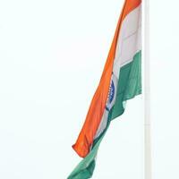 sventolando la bandiera indiana, bandiera dell'india, bandiera indiana che svolazza in alto a connaught place con orgoglio nel cielo blu, bandiera indiana, har ghar tiranga, sventolando la bandiera indiana foto