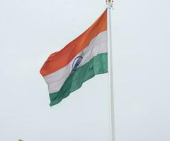 sventolando la bandiera indiana, bandiera dell'india, bandiera indiana che svolazza in alto a connaught place con orgoglio nel cielo blu, bandiera indiana, har ghar tiranga, sventolando la bandiera indiana foto