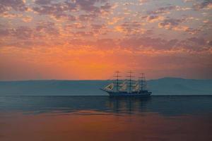 barca a vela bianca d'epoca sullo sfondo del paesaggio marino foto