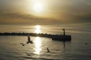 lo stretto di Kerch al tramonto foto