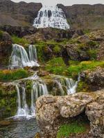 cascate di dynjandifoss nei fiordi occidentali dell'islanda foto