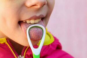 bambino spazzolatura il suo lingua foto