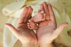 bambino gambe nel di papà mani foto