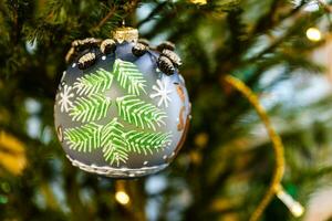 bicchiere palla decorato di aghi su Natale albero foto