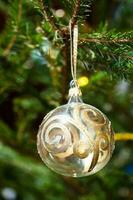 decorato bicchiere palla su naturale Natale albero foto