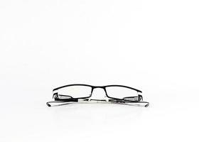 Close up di occhiali da vista isolati su sfondo bianco foto