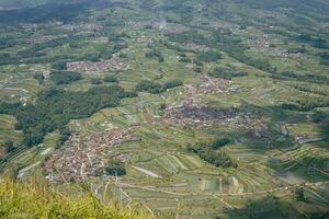 paesaggio montagna quando mattina tempo luce del sole estate vibrazioni. il foto è adatto per uso per avventura soddisfare media, natura manifesto e foresta sfondo.