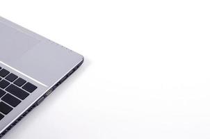 Close up del computer portatile su sfondo bianco per lo sfondo in stile minimalista con spazio per il testo