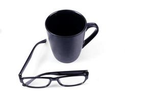 stile minimalista con tazza di caffè e occhiali da vista su sfondo bianco